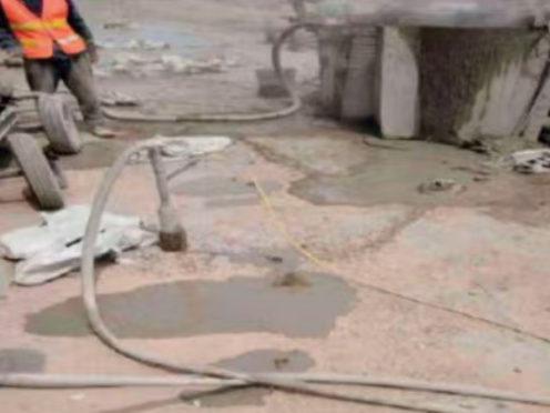 阿拉善左水泥混凝土路面板底注浆技术 路面脱空注浆整治方案